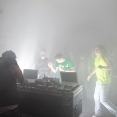 we_teach_you_how_to_party_100709_05